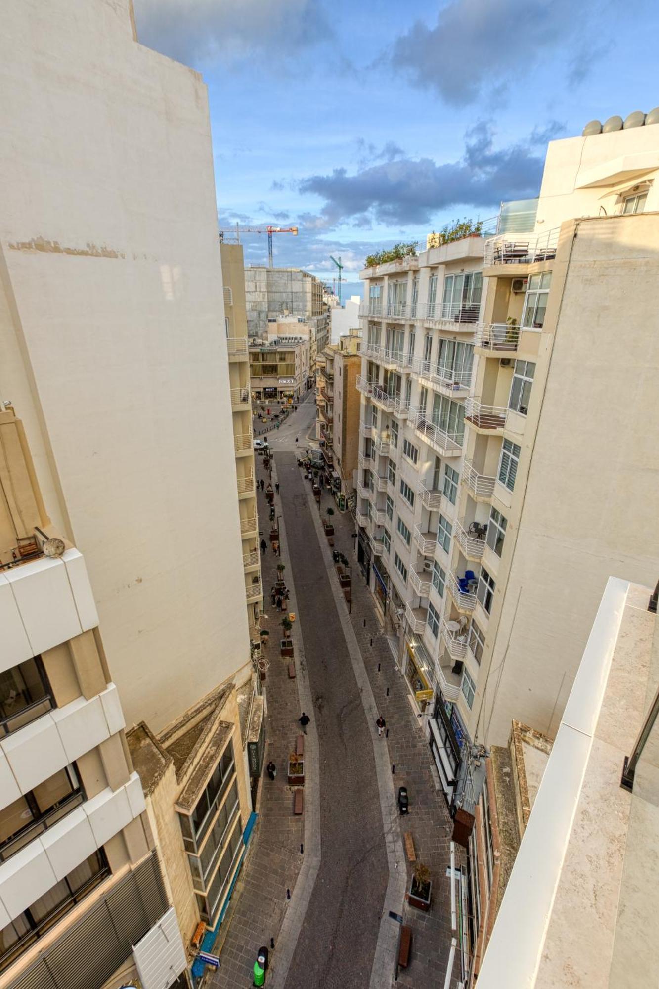 Apartment Mainstreet Designer 12 With Shared Rooftop Pool And Bbq