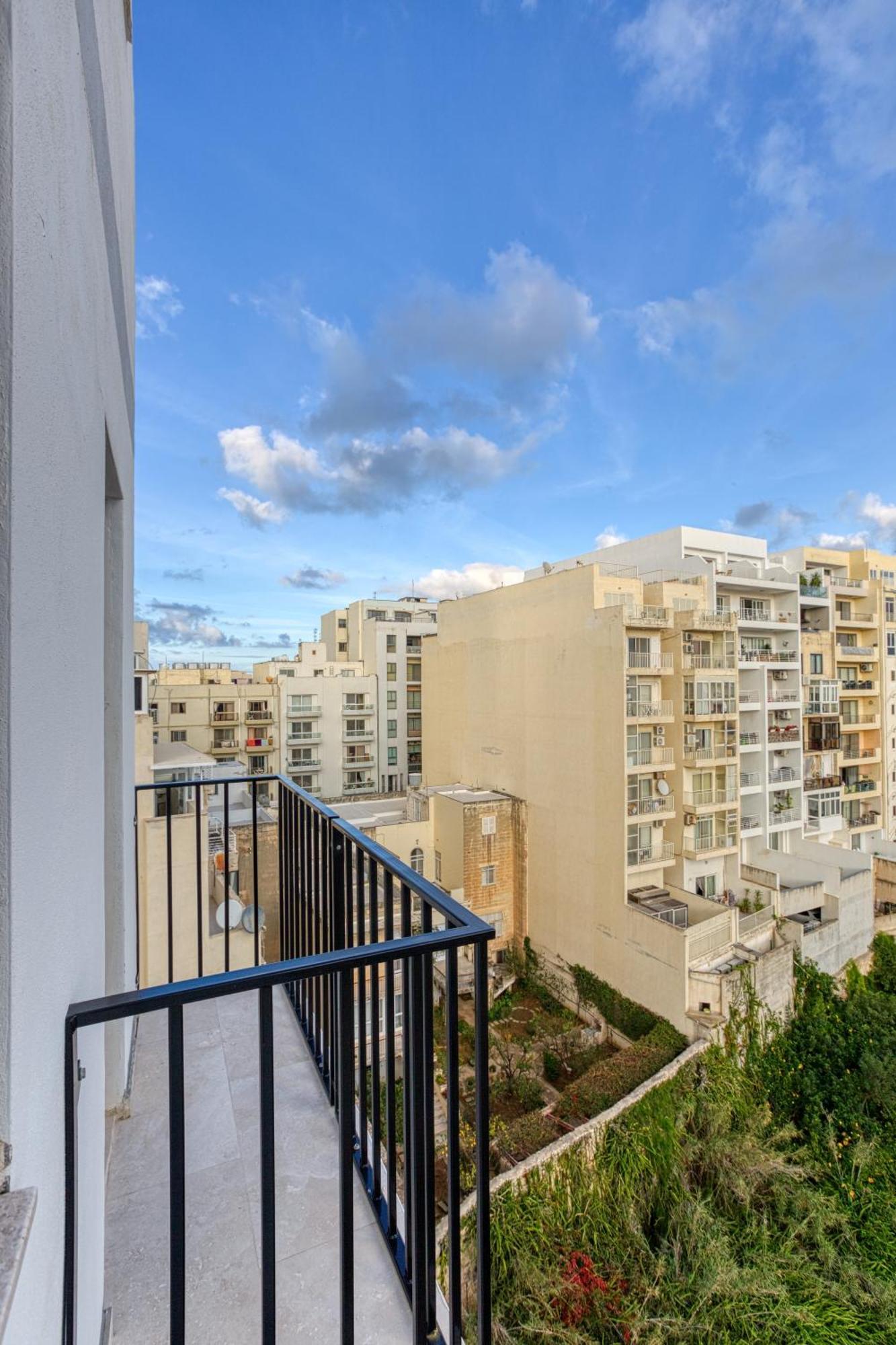 Apartment Mainstreet Designer 12 With Shared Rooftop Pool And Bbq
